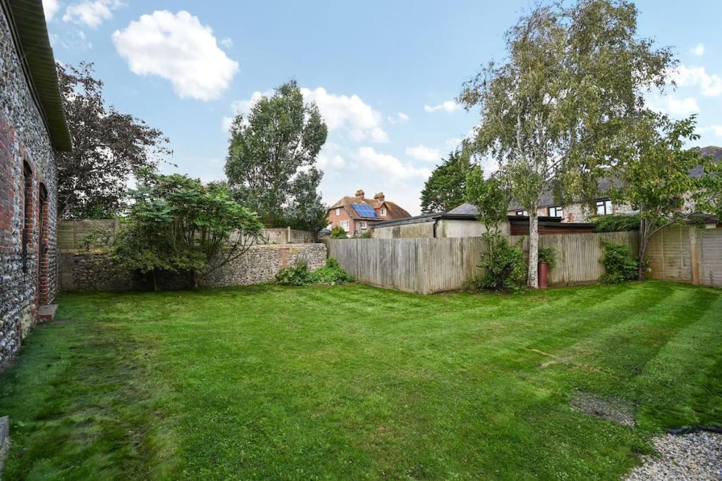 The Garden Flat At Walnut Tree House Apartman Rustington Kültér fotó