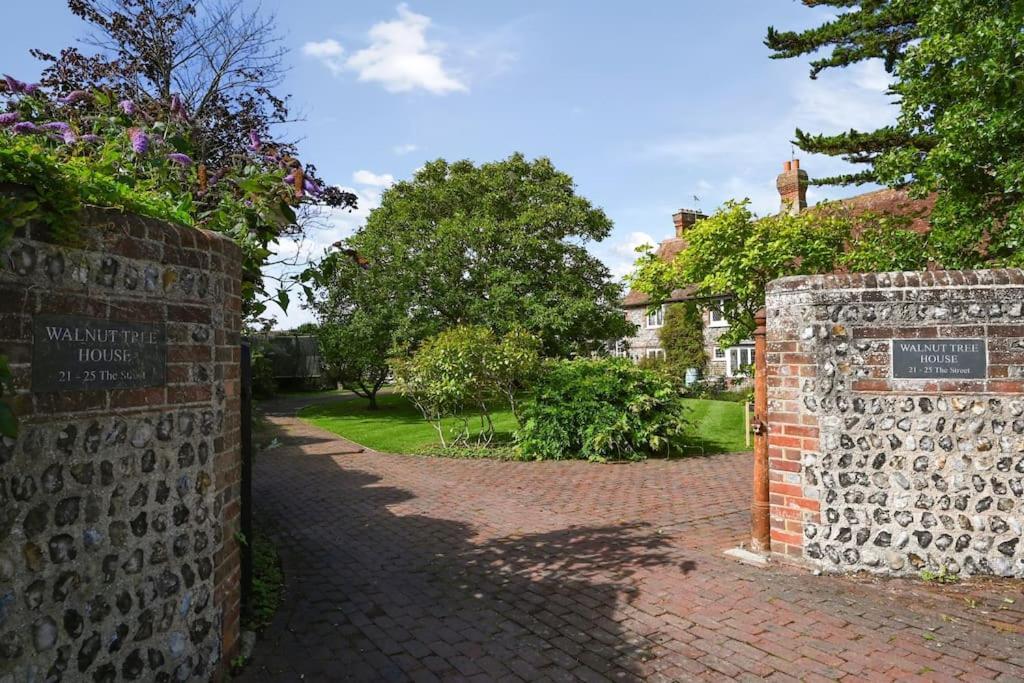 The Garden Flat At Walnut Tree House Apartman Rustington Kültér fotó