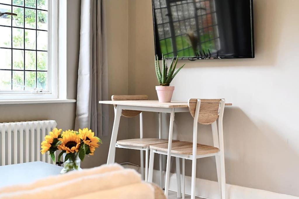 The Garden Flat At Walnut Tree House Apartman Rustington Kültér fotó