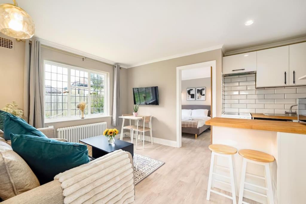 The Garden Flat At Walnut Tree House Apartman Rustington Kültér fotó