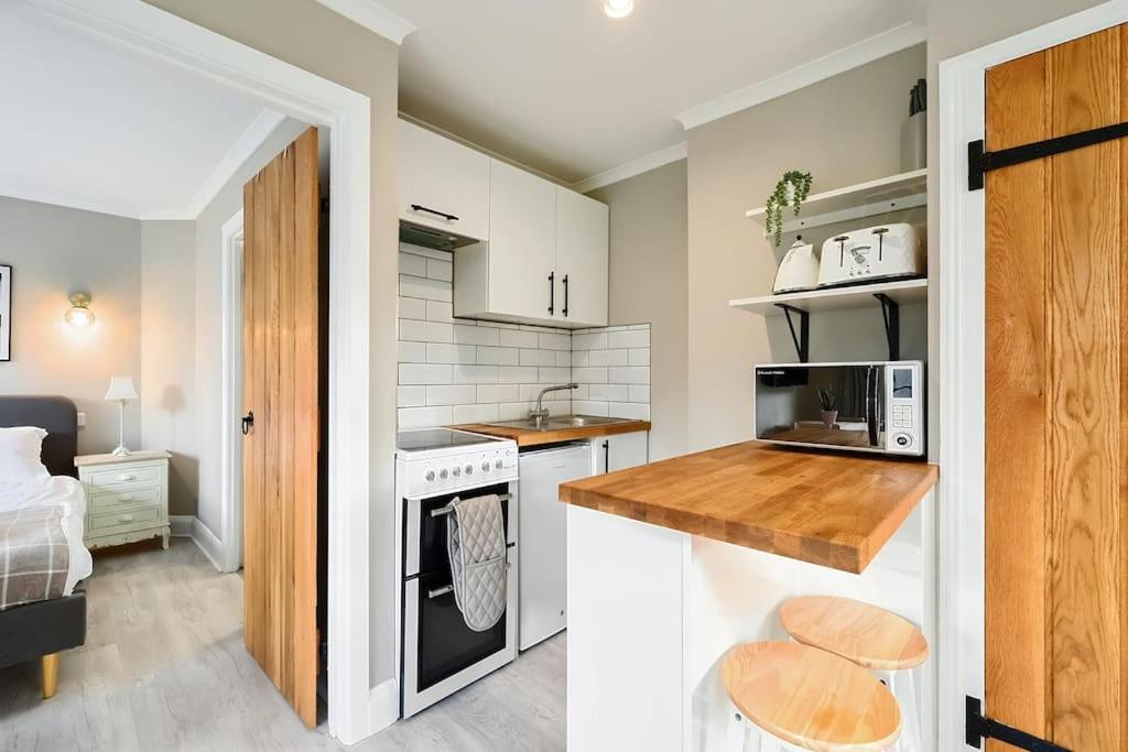 The Garden Flat At Walnut Tree House Apartman Rustington Kültér fotó