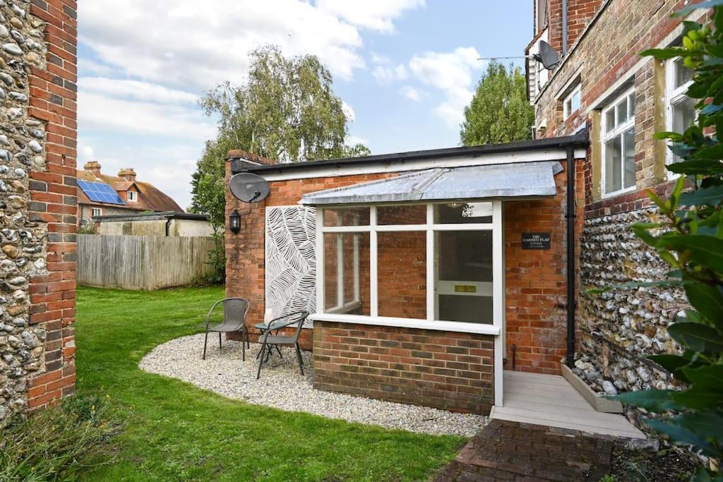 The Garden Flat At Walnut Tree House Apartman Rustington Kültér fotó